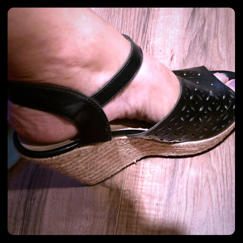 Black wedges